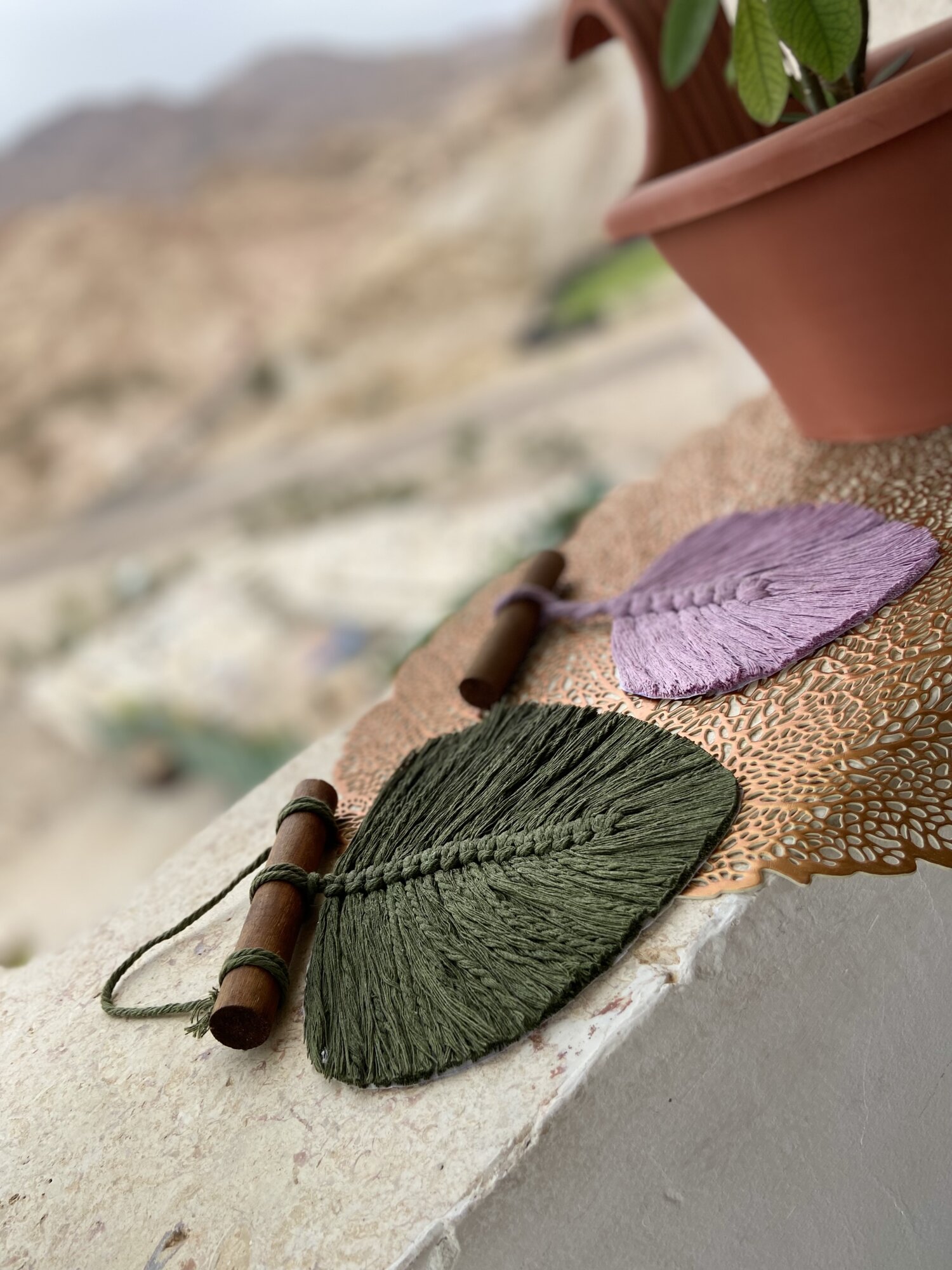 تعليقة ريشة المكرمية 🍂