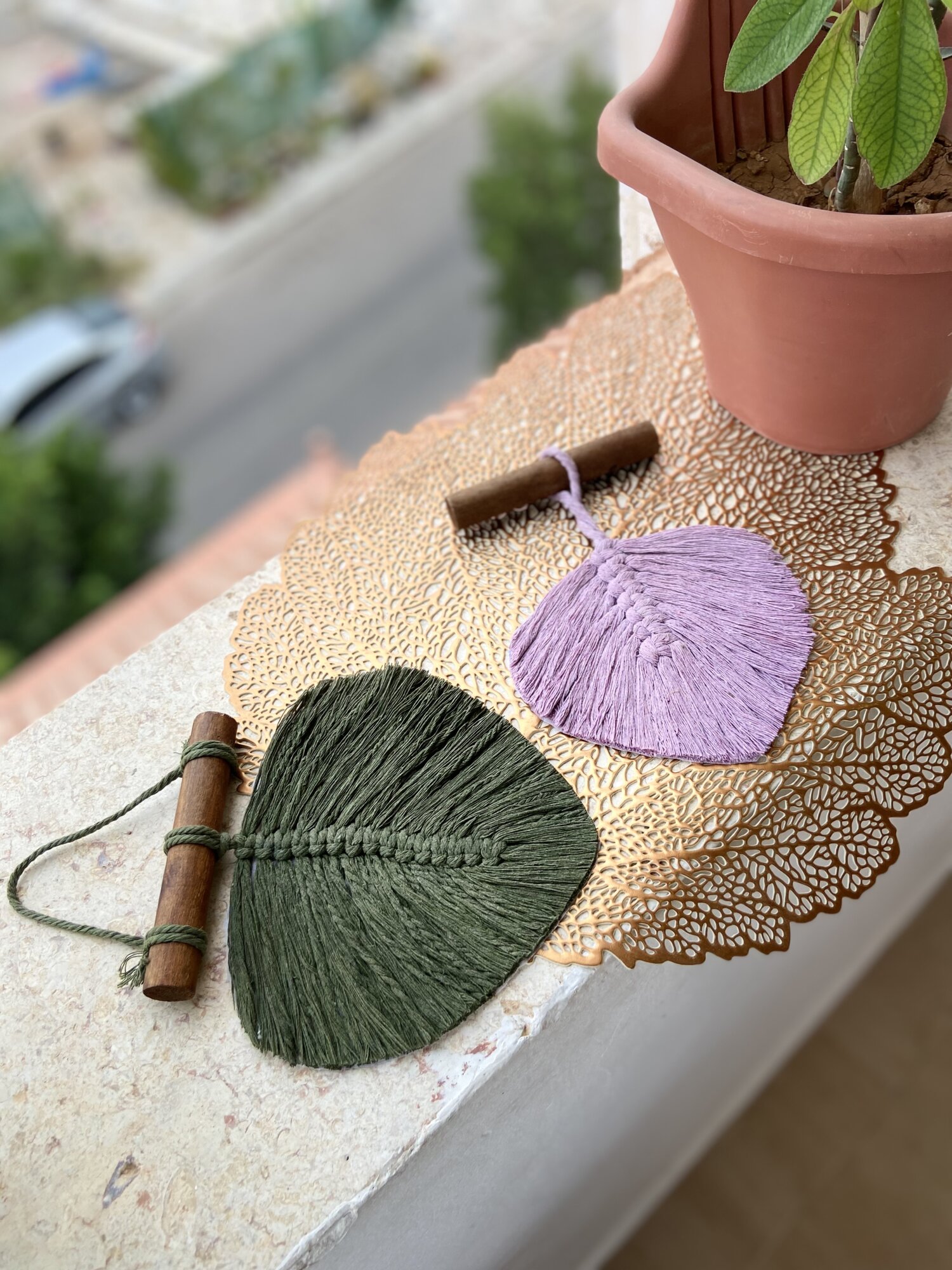 تعليقة ريشة المكرمية 🍂