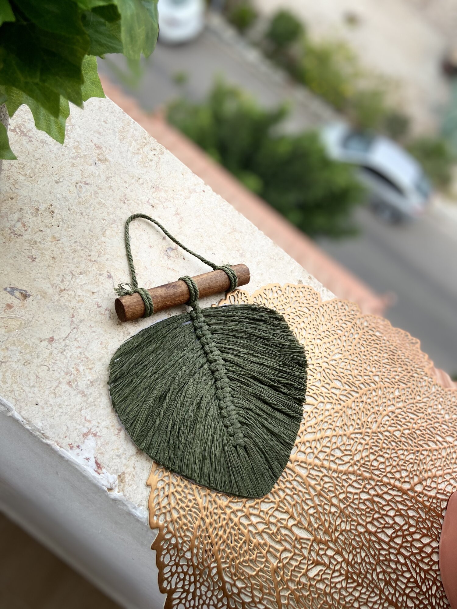 تعليقة ريشة المكرمية 🍂