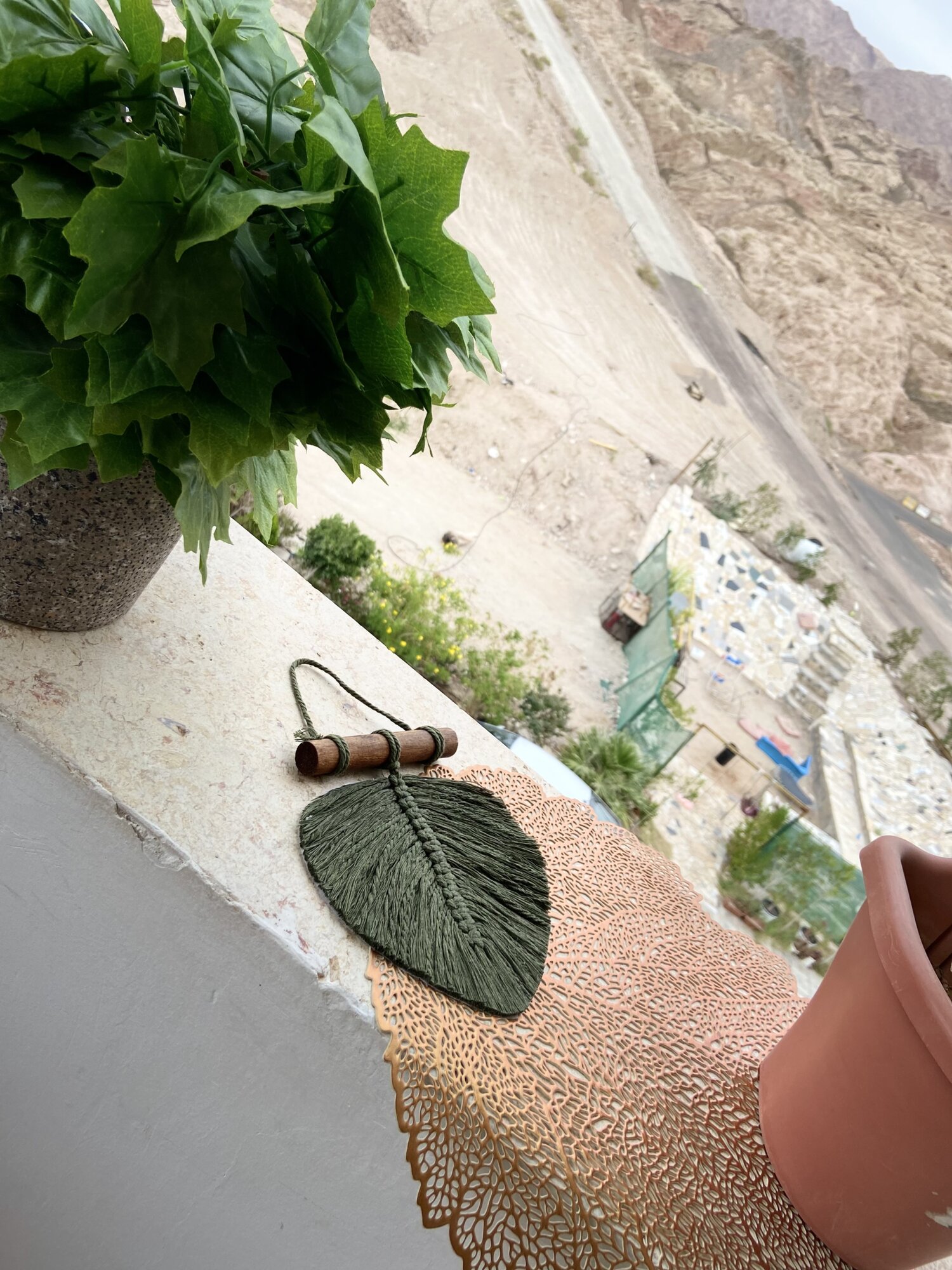 تعليقة ريشة المكرمية 🍂