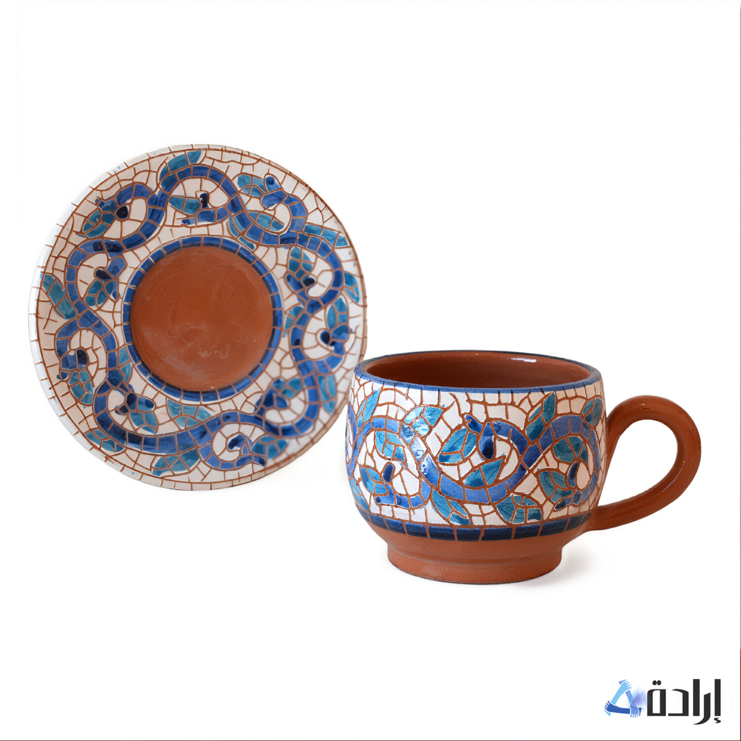 فنجان شاي مع صحن من الخزف الفسيفسائي