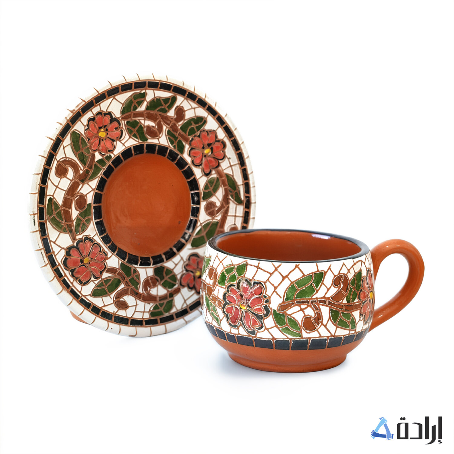 فنجان شاي مع صحن من الخزف الفسيفسائي