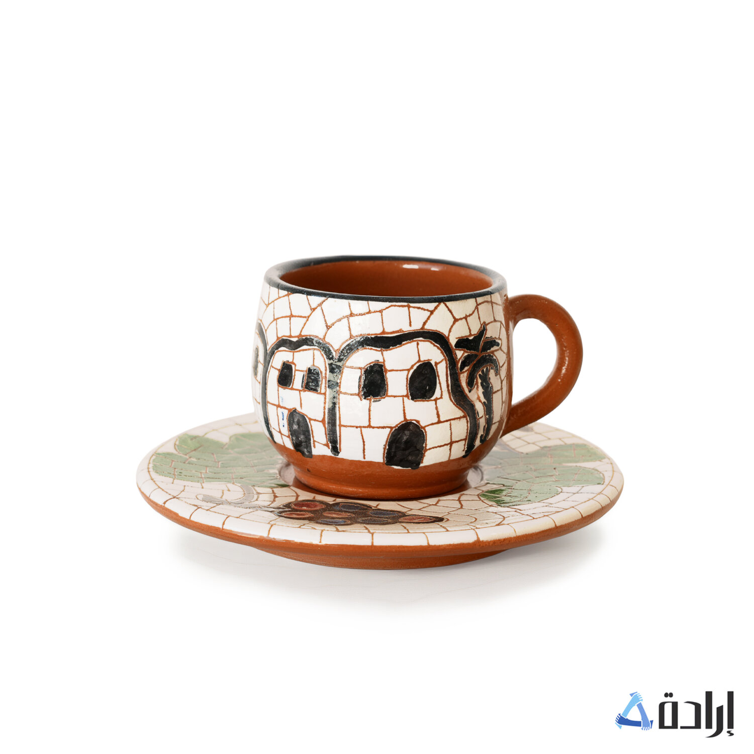 فنجان قهوة مع صحن من الخزف الفسيفسائي